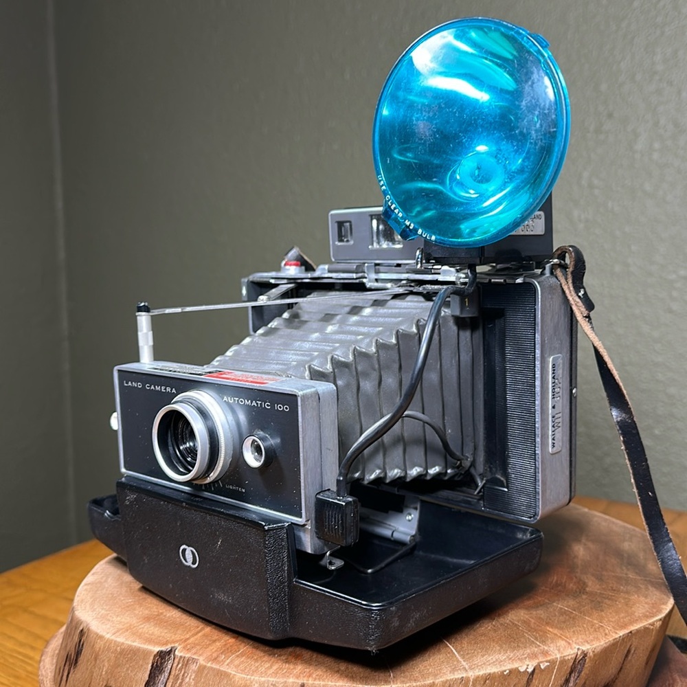 POLAROID Land Camera Automatic 100 w/ Model 268 Flash - Picture 2 of 16